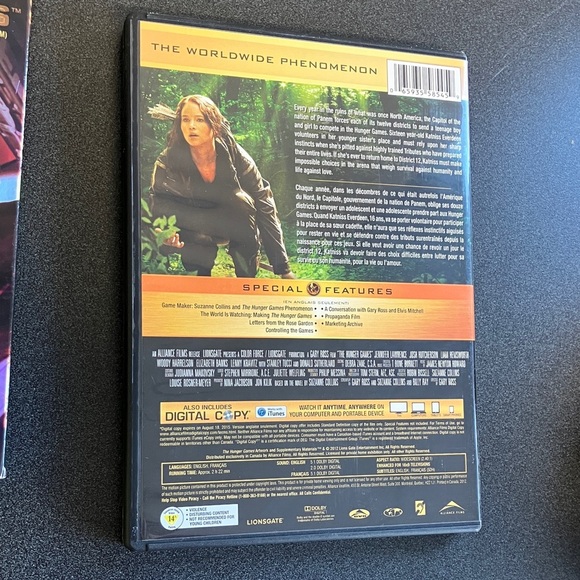The Hunger Games 2 disc DVD Set - Picture 4 of 9
